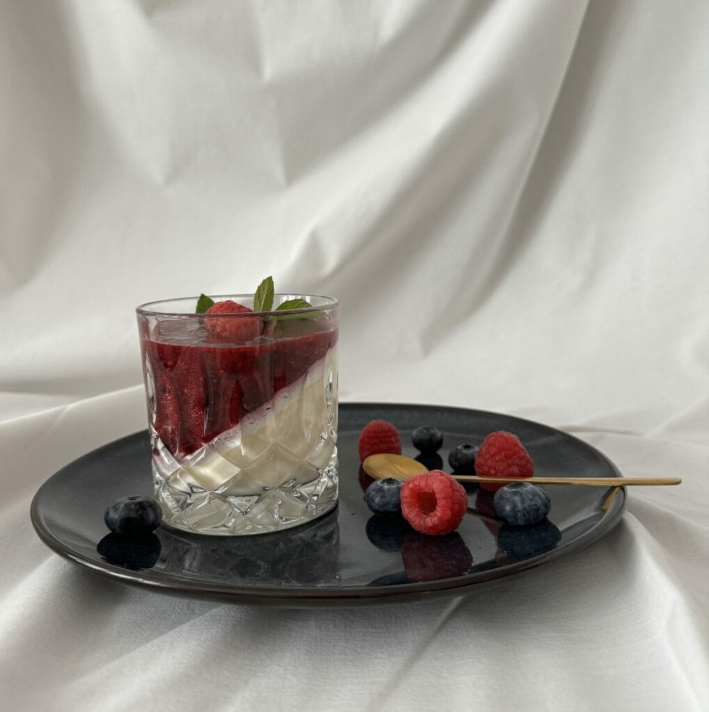 Panna Cotta mit Beerenspiegel, Henrietta die Heitere