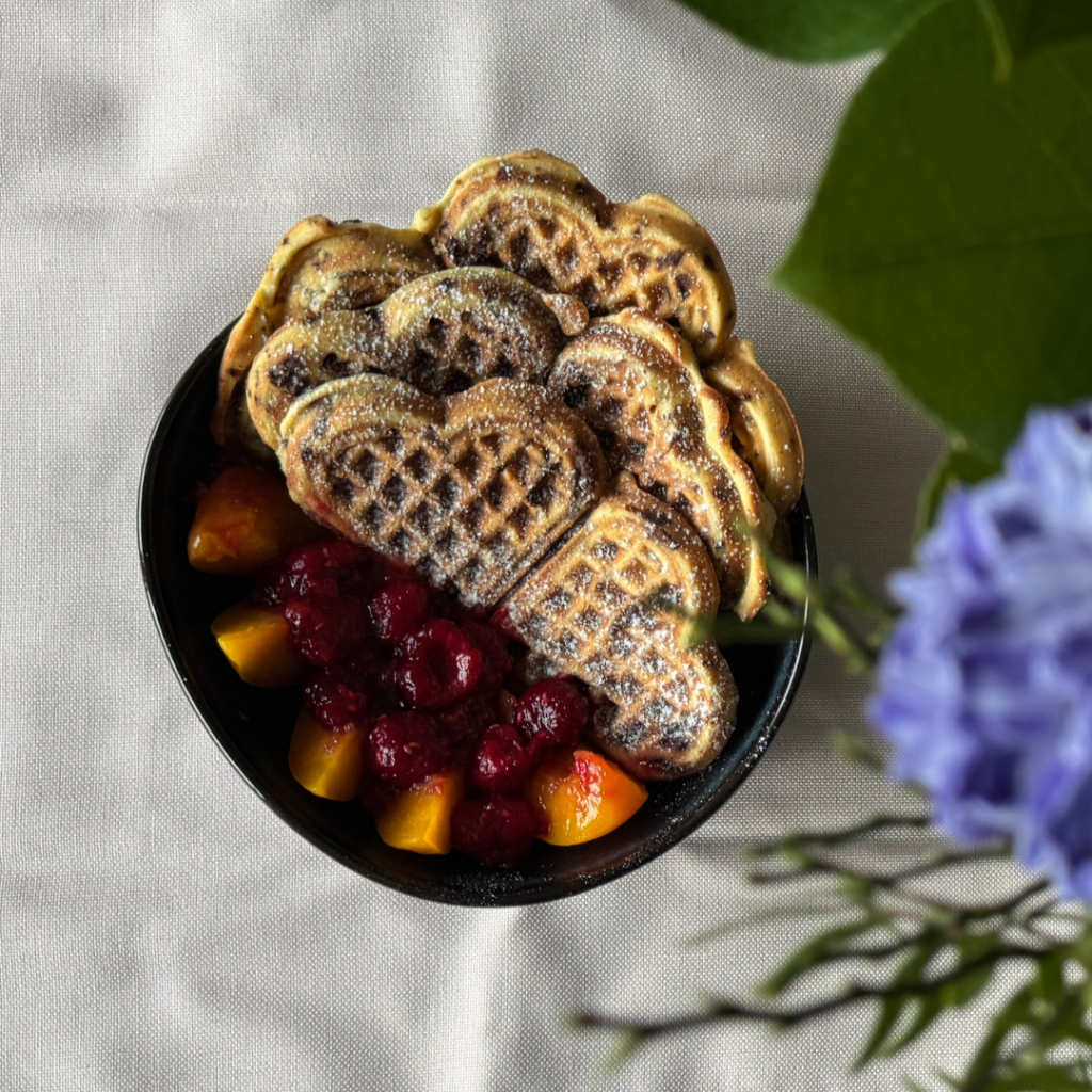 Schoko-Waffeln mit Pfirsich-Himbeer-So&szlig;e